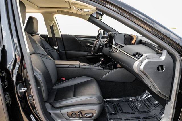 Lexus ES Vehicle Main Gallery Image 35