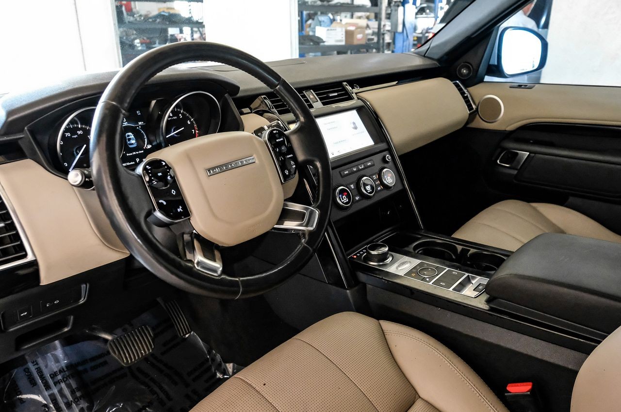 Land Rover Discovery Vehicle Main Gallery Image 03