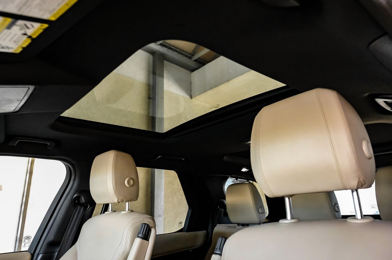 Land Rover Discovery Vehicle Main Gallery Image 05