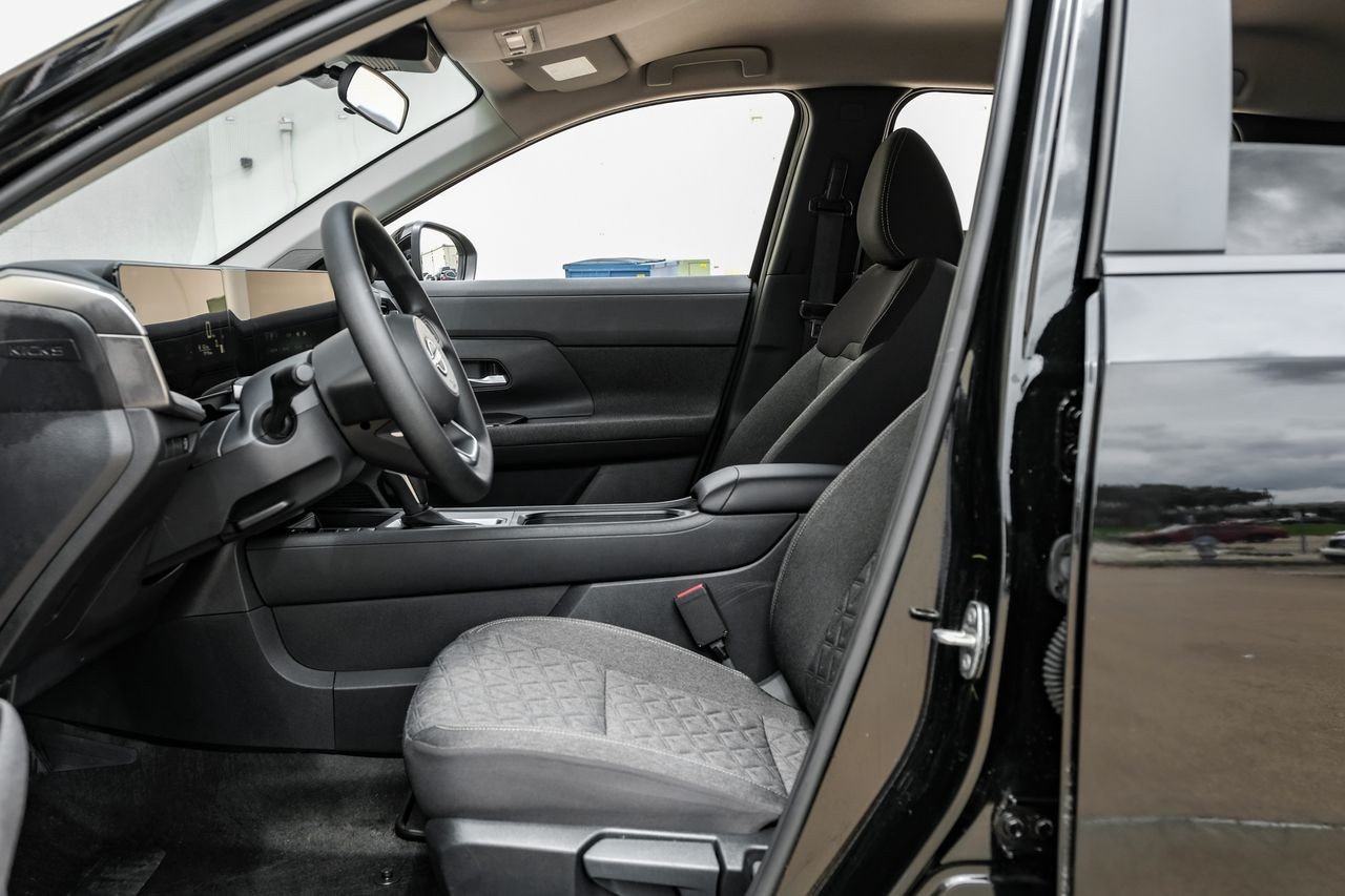 Nissan Kicks Vehicle Main Gallery Image 04