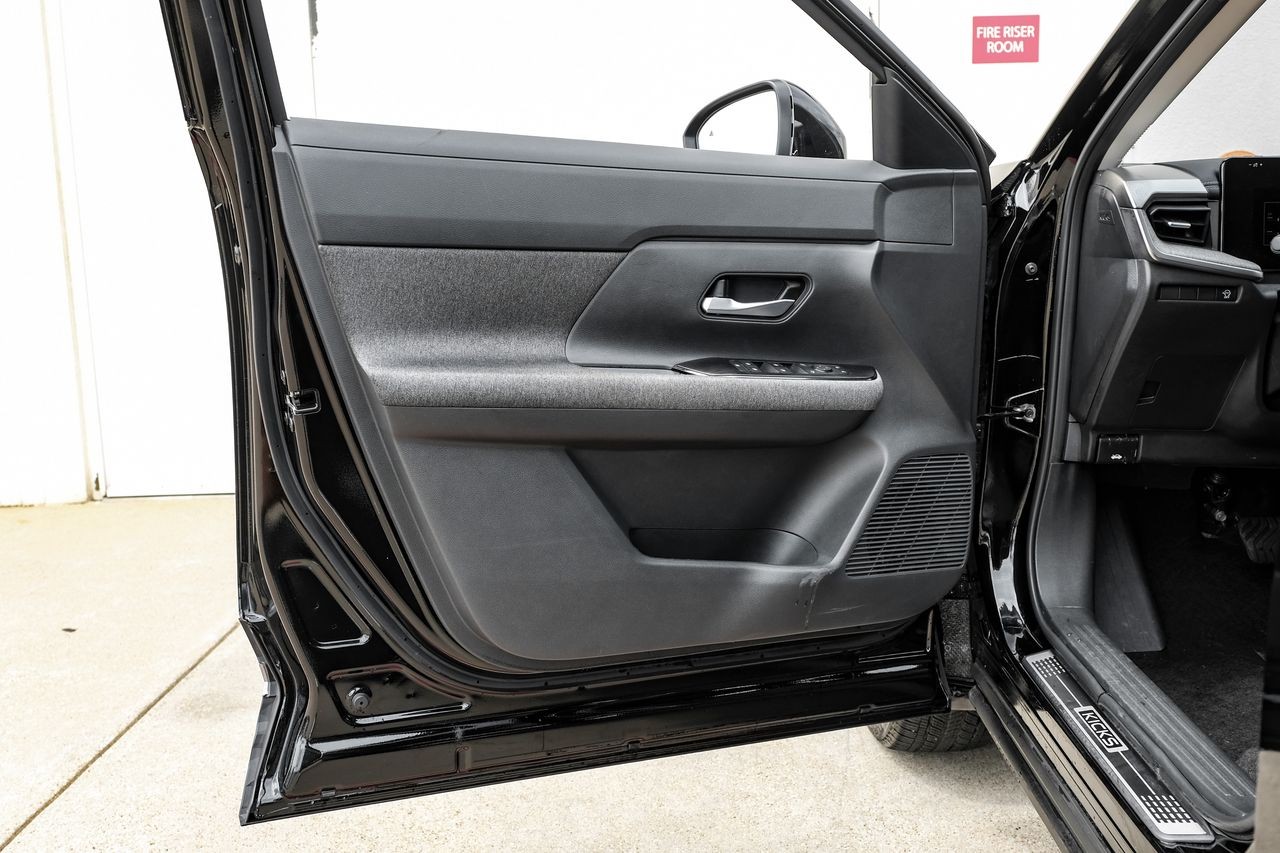 Nissan Kicks Vehicle Main Gallery Image 34