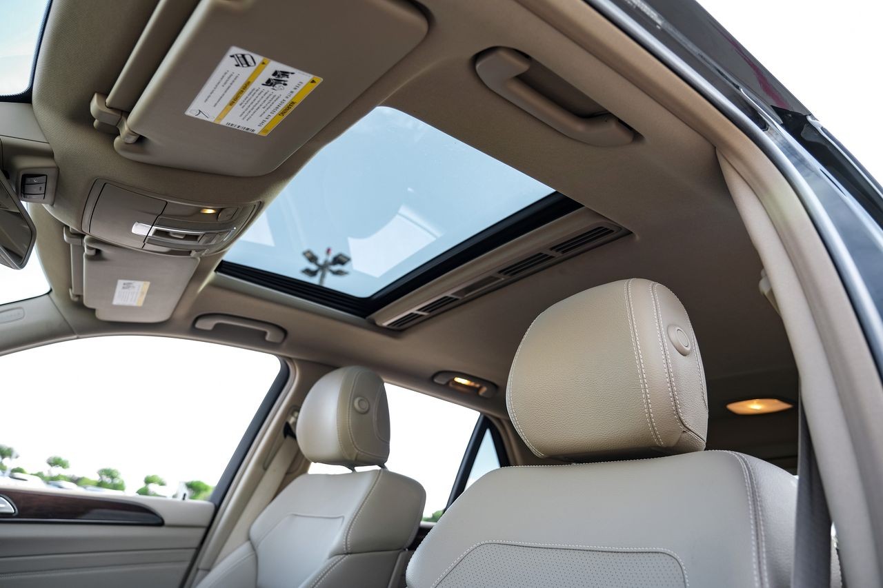 Mercedes-Benz ML 350 Vehicle Main Gallery Image 05