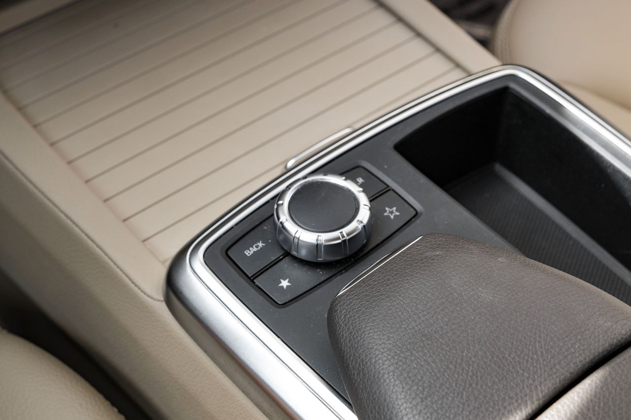 Mercedes-Benz ML 350 Vehicle Main Gallery Image 24