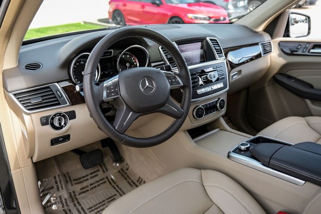 Mercedes-Benz ML 350 Vehicle Main Gallery Image 03