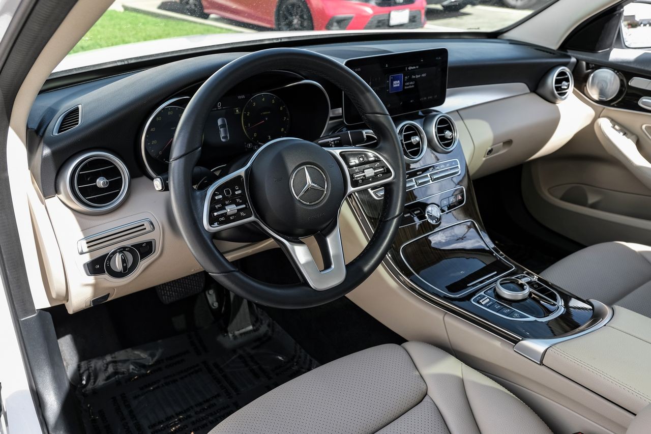 Mercedes-Benz C 300 Vehicle Main Gallery Image 03