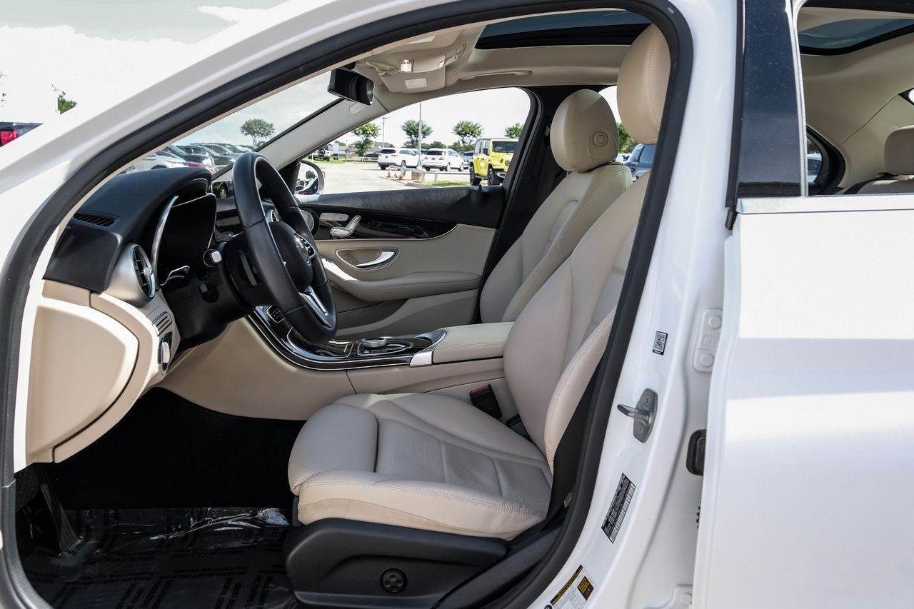Mercedes-Benz C 300 Vehicle Main Gallery Image 04