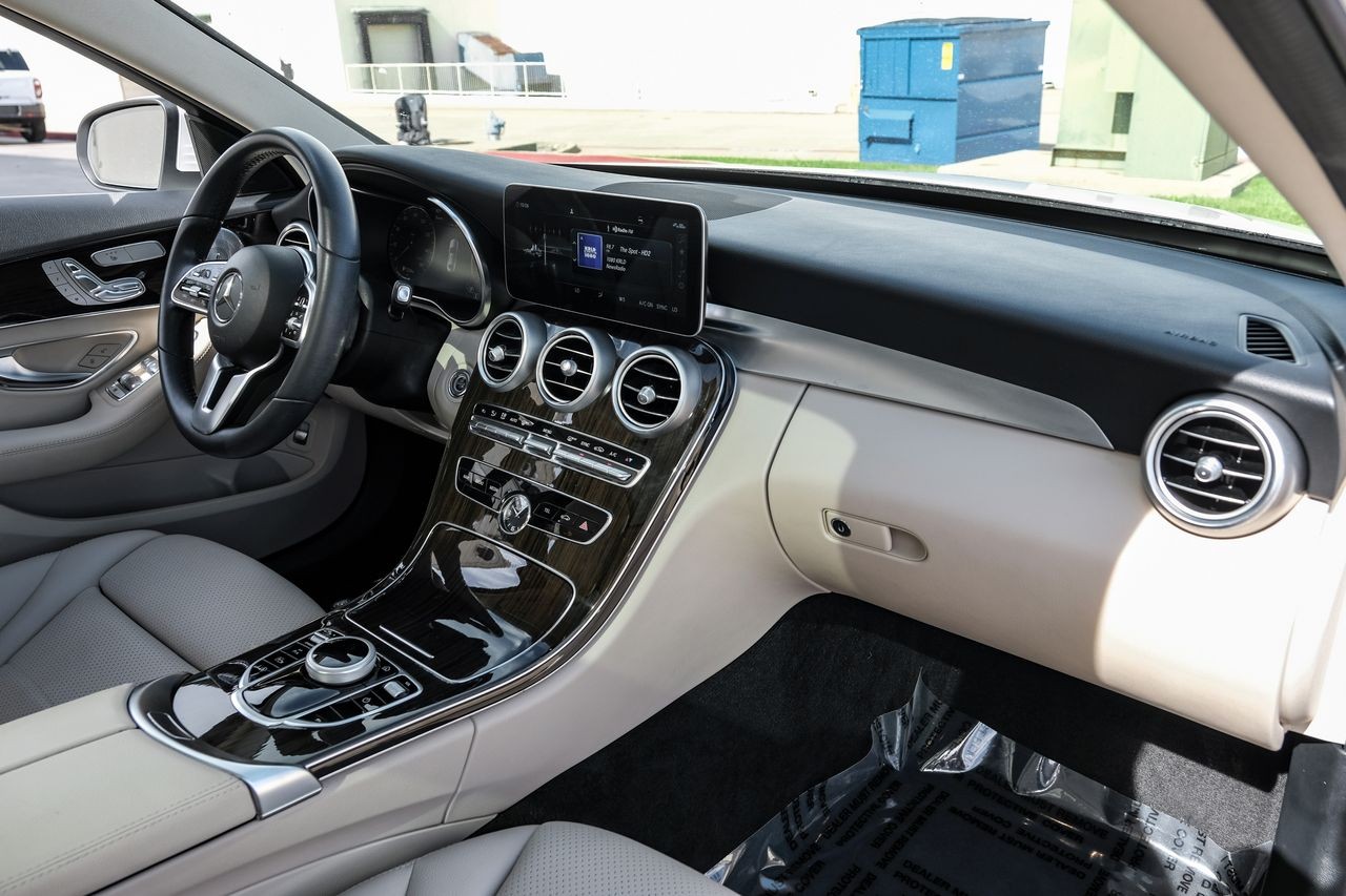 Mercedes-Benz C 300 Vehicle Main Gallery Image 13