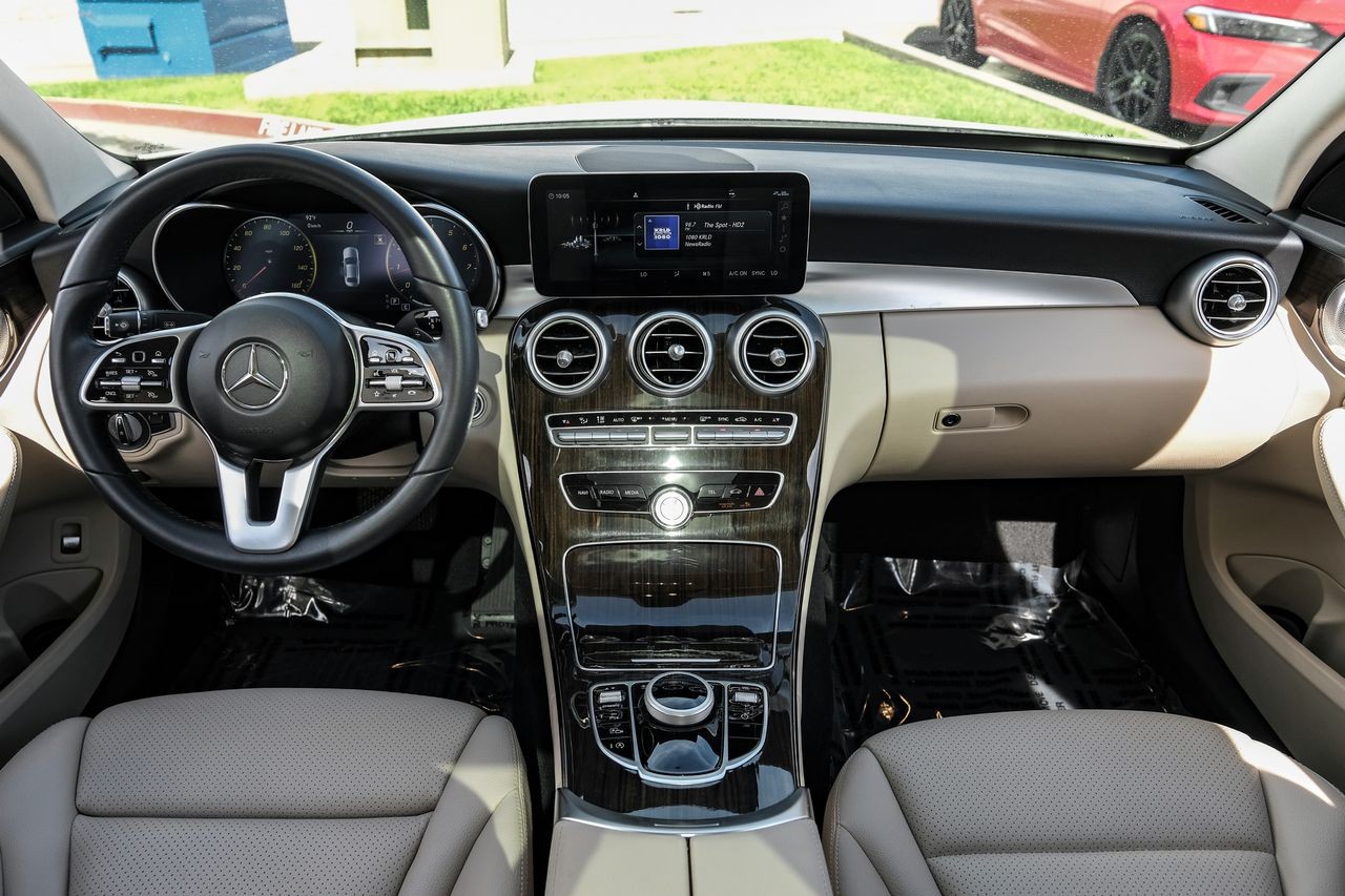 Mercedes-Benz C 300 Vehicle Main Gallery Image 14