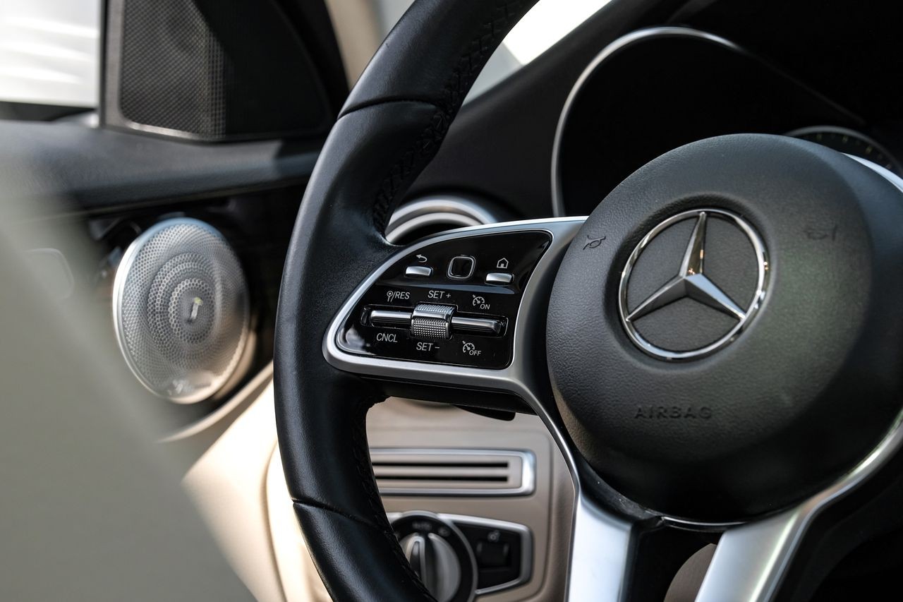 Mercedes-Benz C 300 Vehicle Main Gallery Image 16