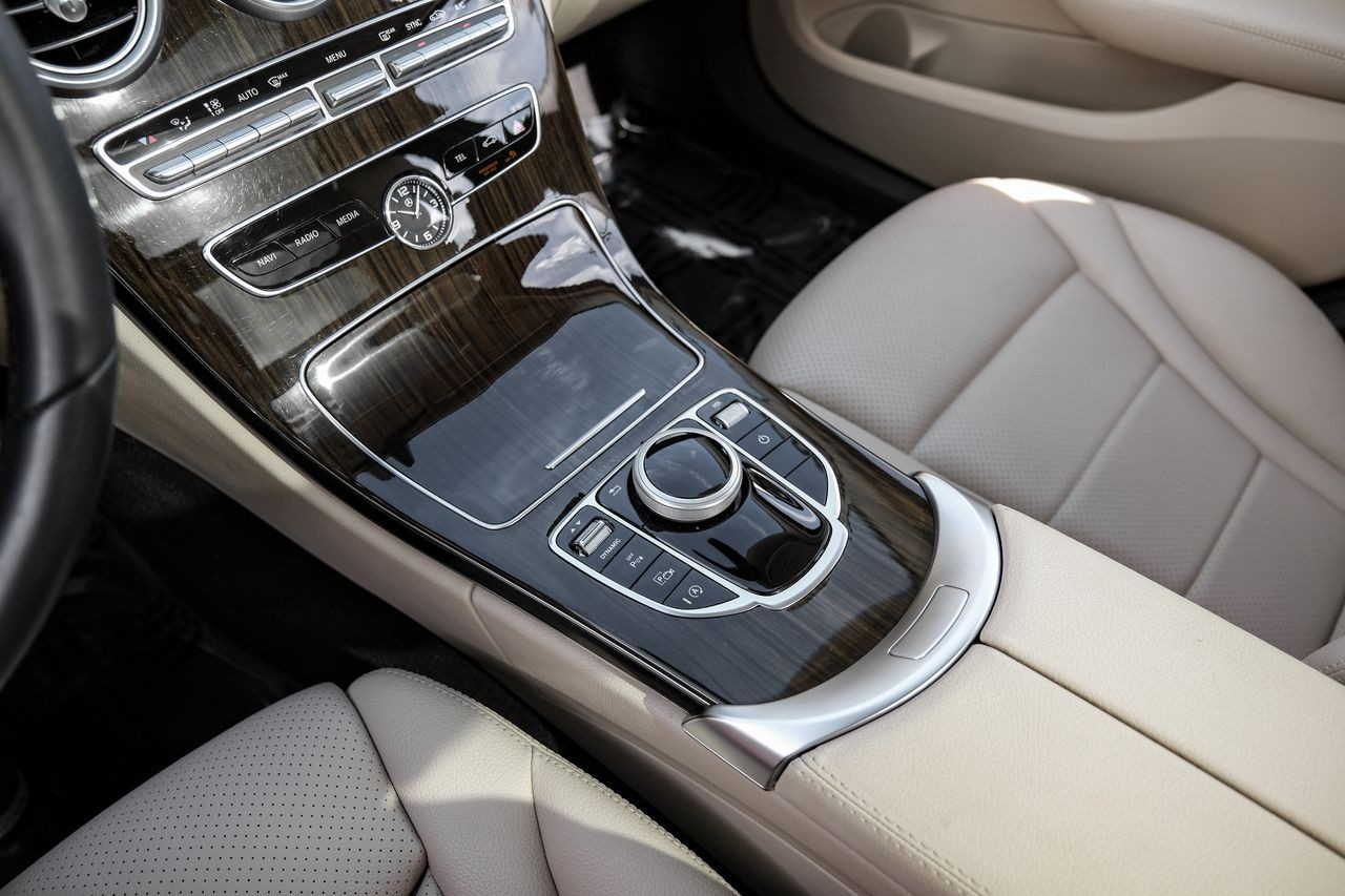 Mercedes-Benz C 300 Vehicle Main Gallery Image 22