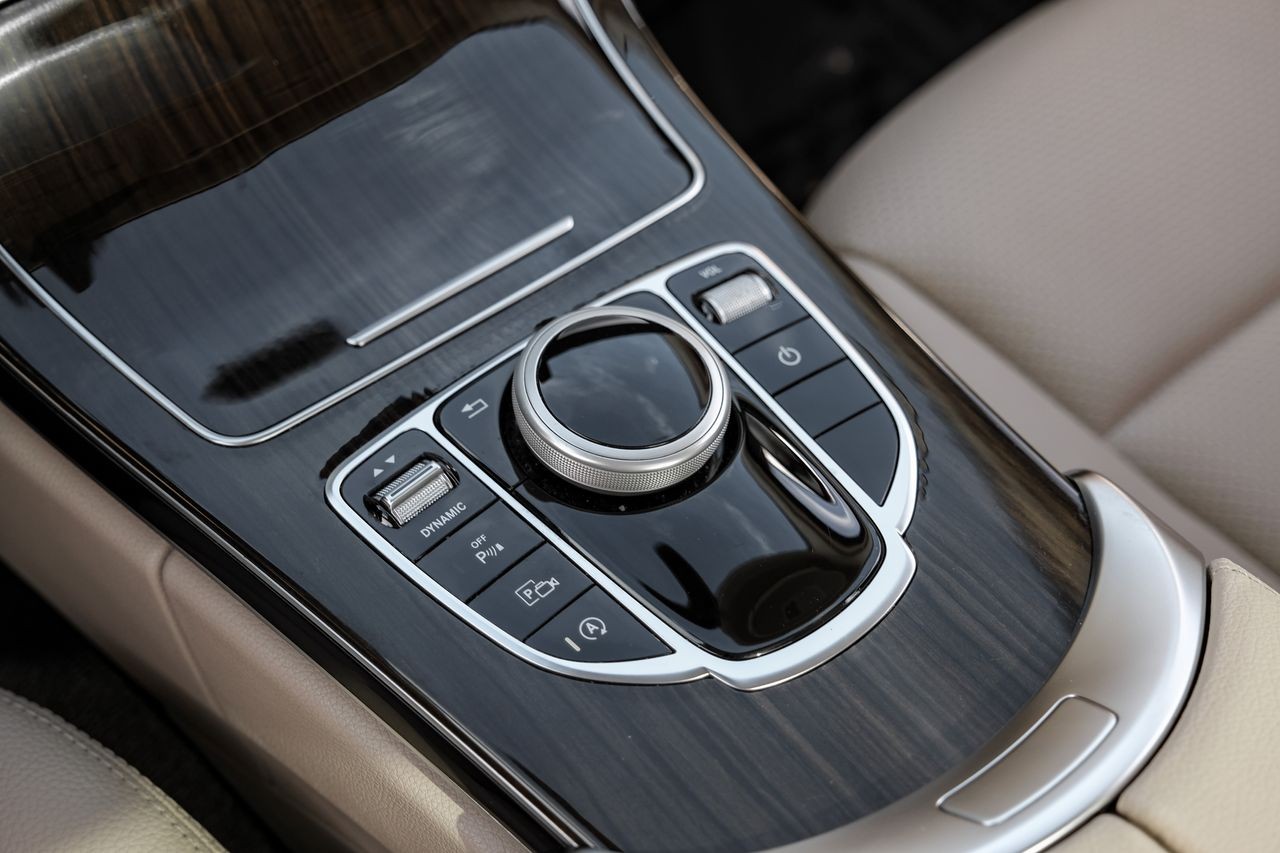 Mercedes-Benz C 300 Vehicle Main Gallery Image 23