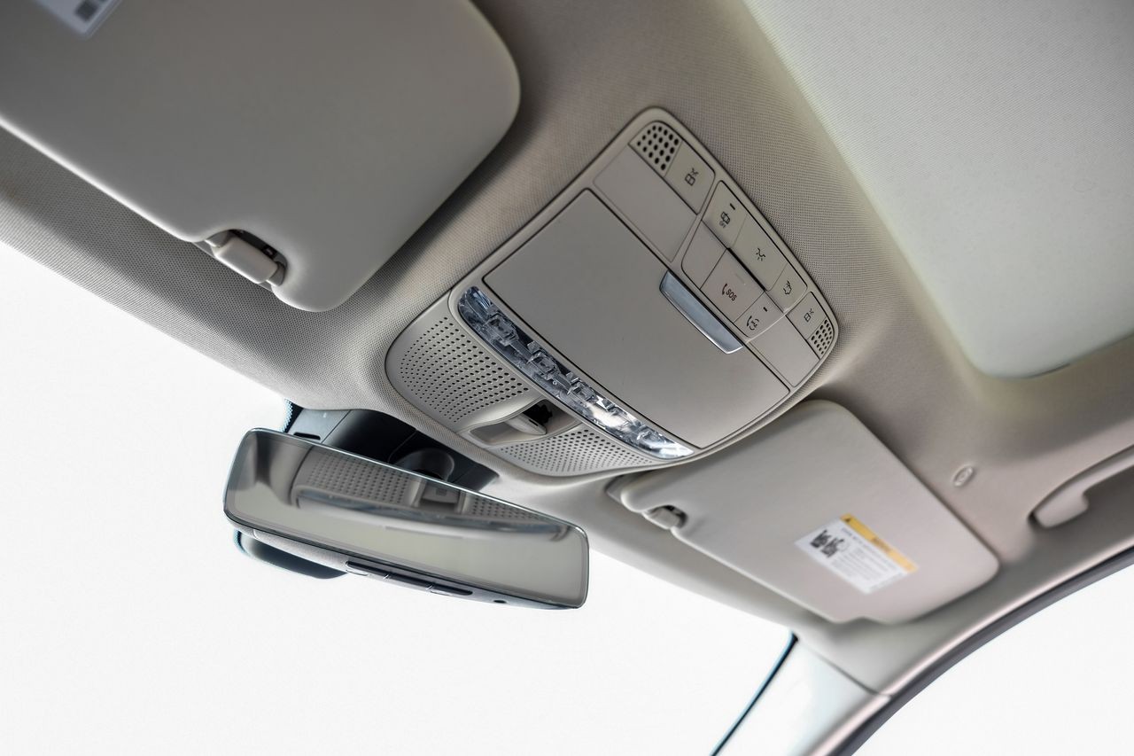 Mercedes-Benz C 300 Vehicle Main Gallery Image 25