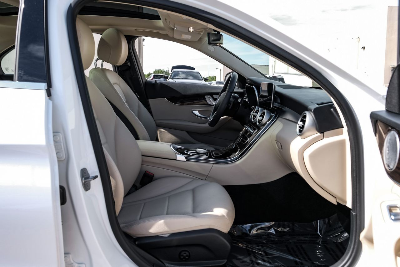Mercedes-Benz C 300 Vehicle Main Gallery Image 30