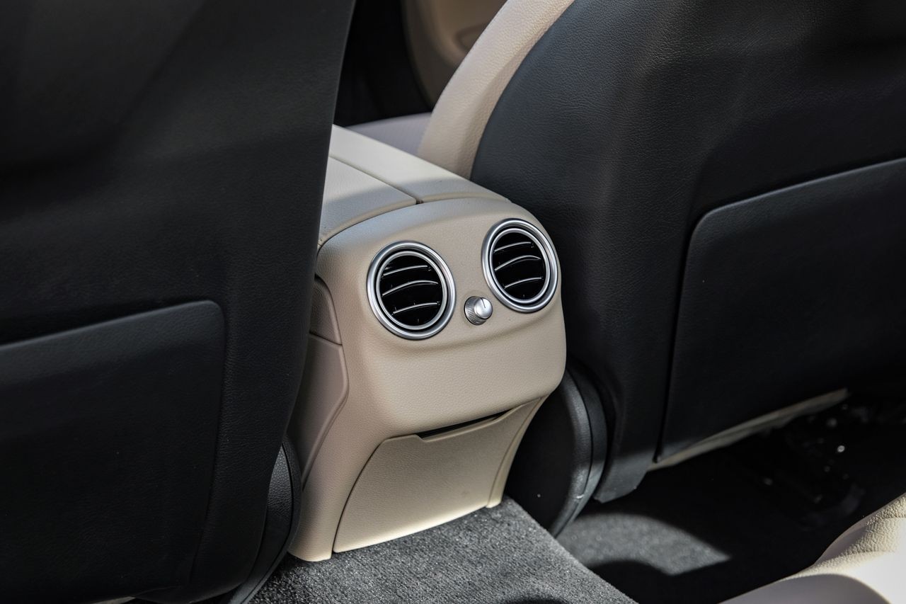 Mercedes-Benz C 300 Vehicle Main Gallery Image 34
