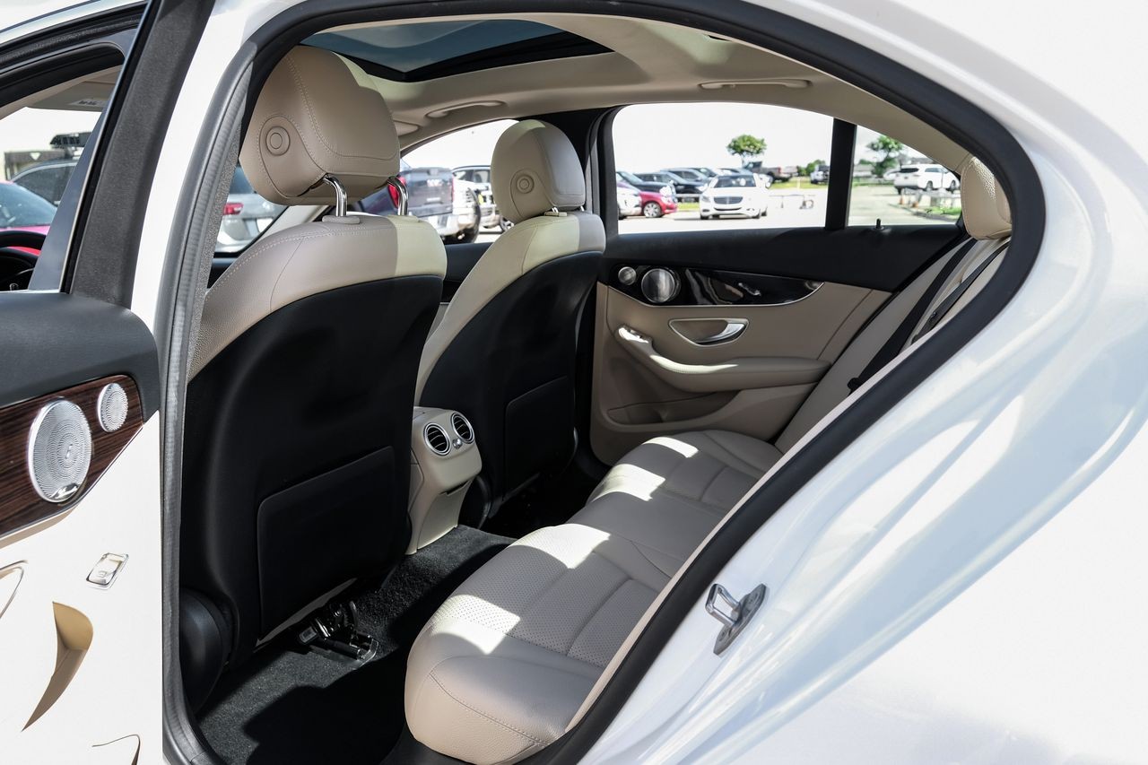 Mercedes-Benz C 300 Vehicle Main Gallery Image 35