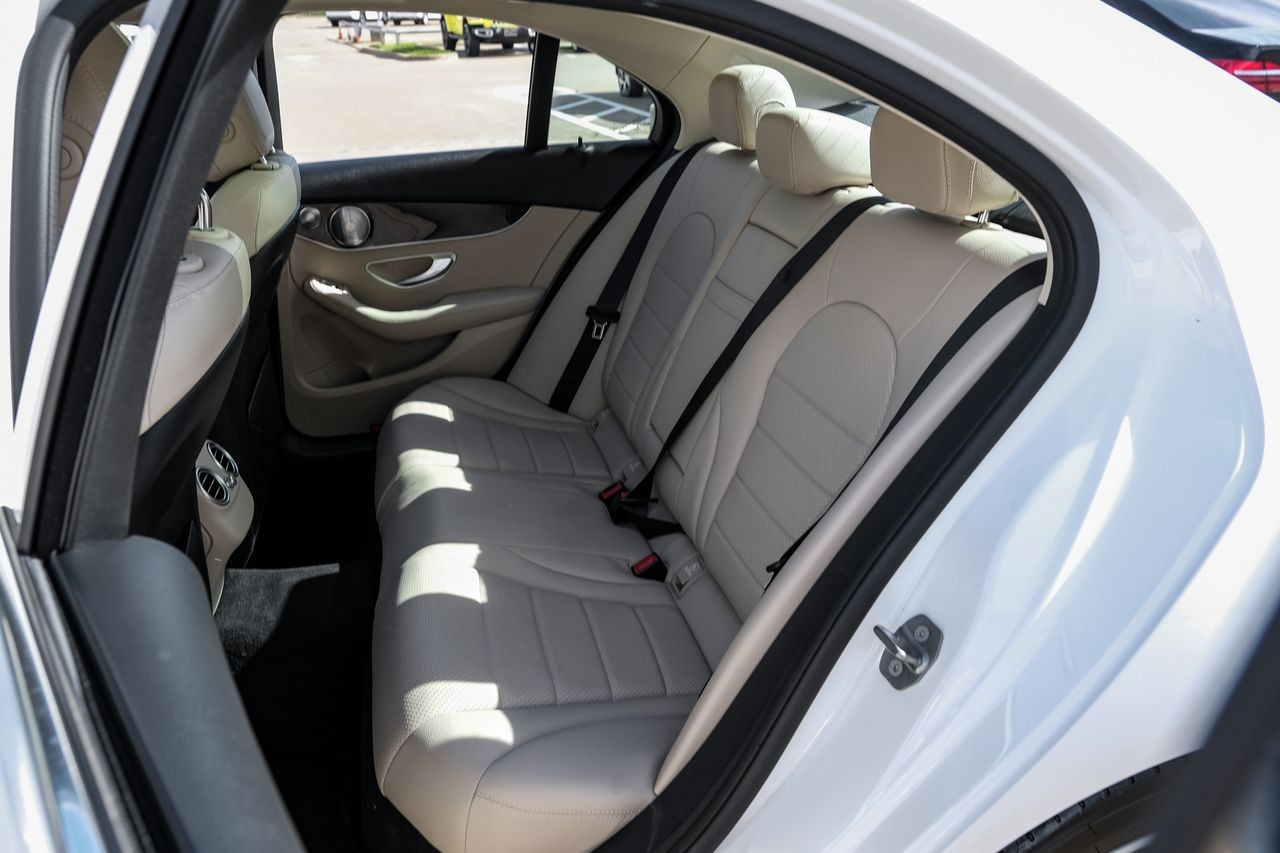 Mercedes-Benz C 300 Vehicle Main Gallery Image 36