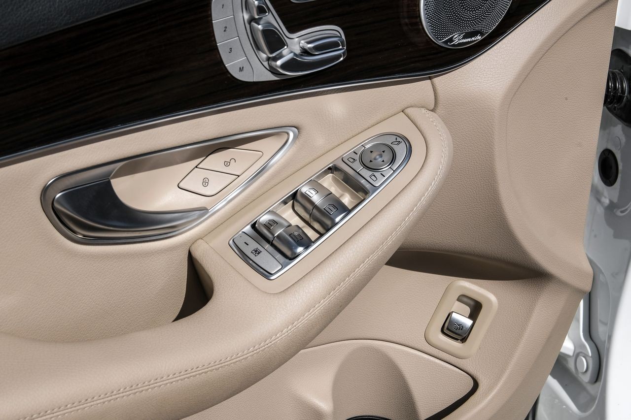 Mercedes-Benz C 300 Vehicle Main Gallery Image 40
