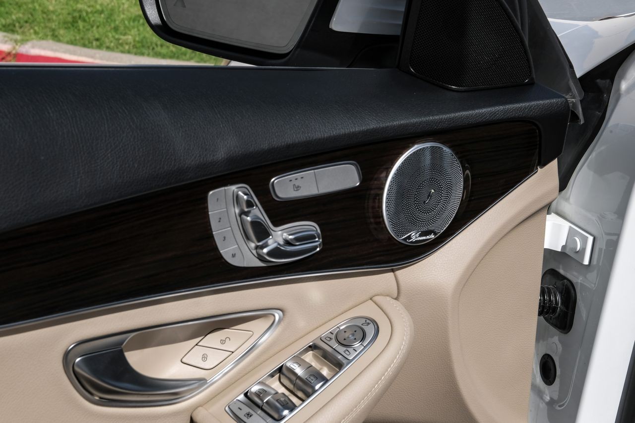 Mercedes-Benz C 300 Vehicle Main Gallery Image 41