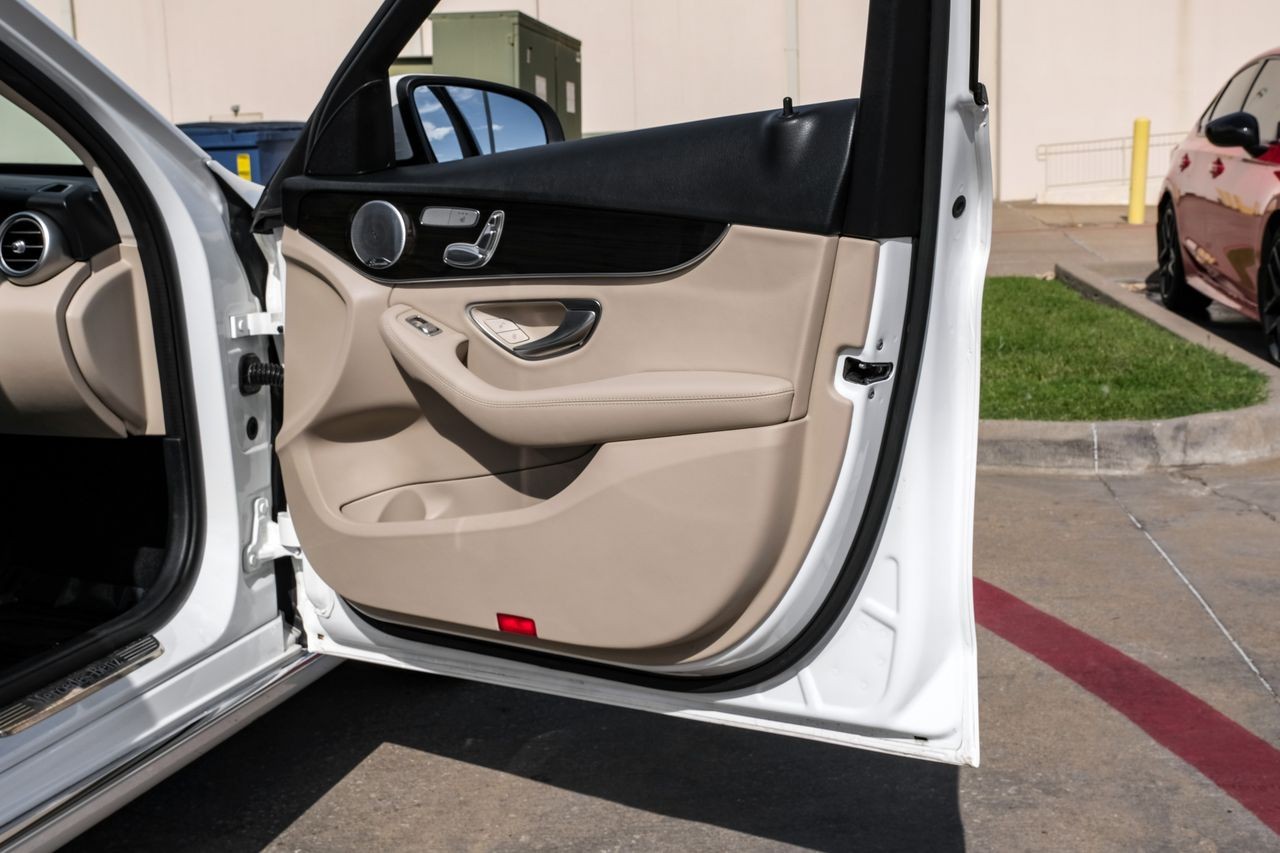 Mercedes-Benz C 300 Vehicle Main Gallery Image 42