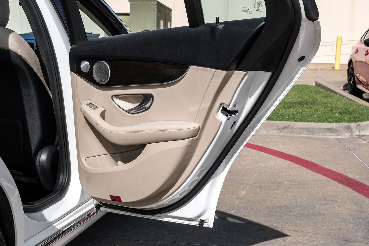 Mercedes-Benz C 300 Vehicle Main Gallery Image 44