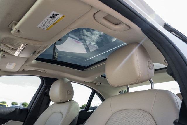 Mercedes-Benz C 300 Vehicle Main Gallery Image 05