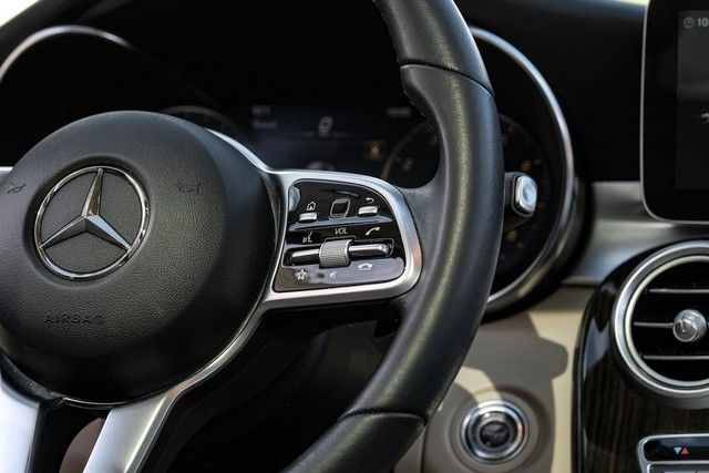 Mercedes-Benz C 300 Vehicle Main Gallery Image 17