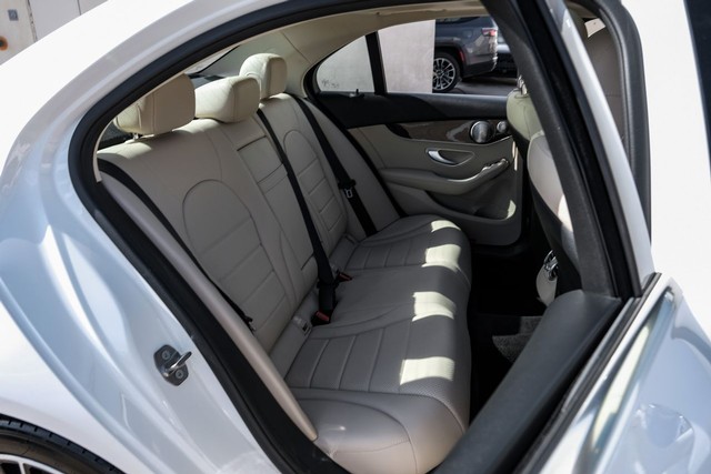 Mercedes-Benz C 300 Vehicle Main Gallery Image 32