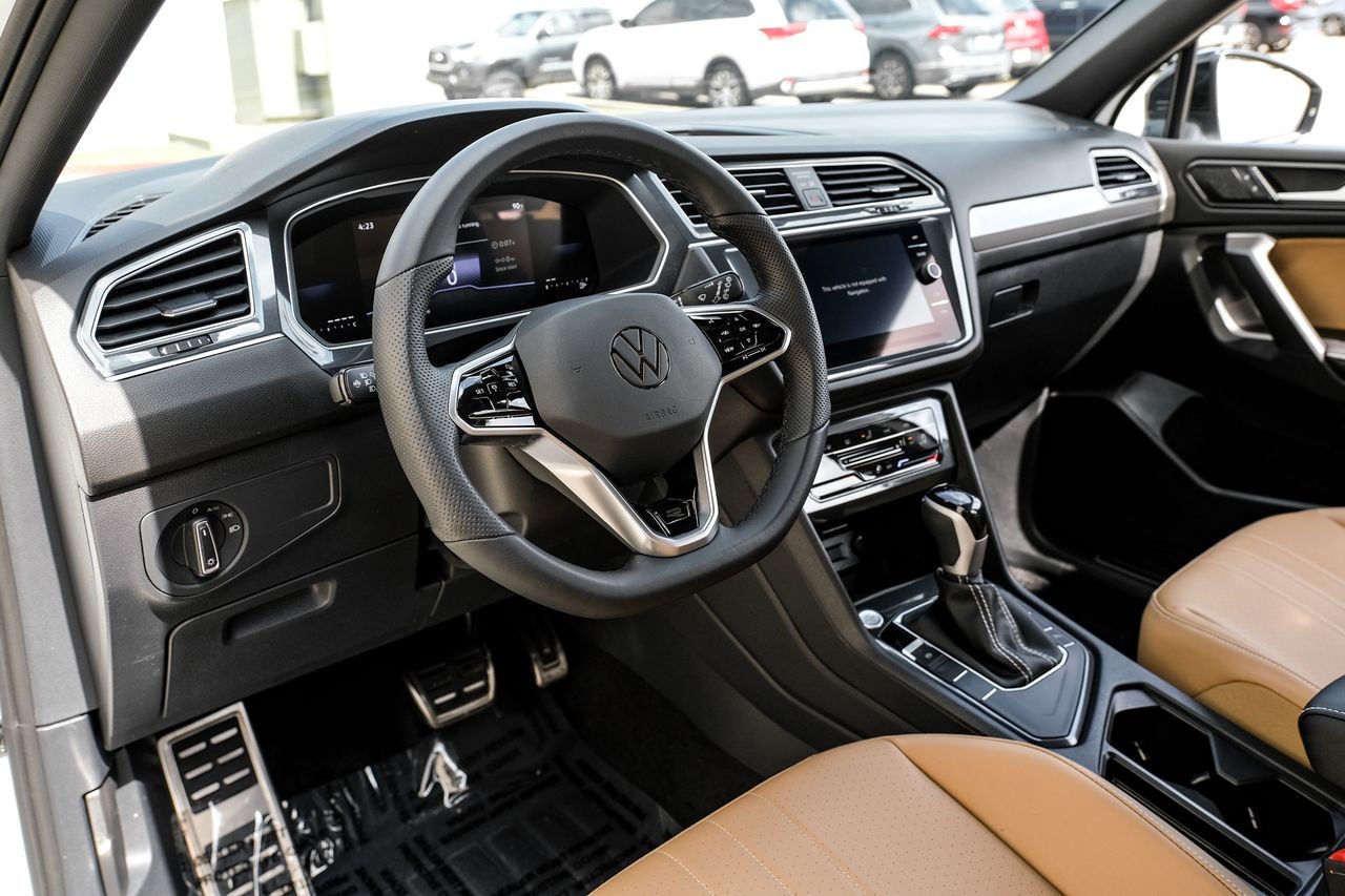 Volkswagen Tiguan Vehicle Main Gallery Image 03