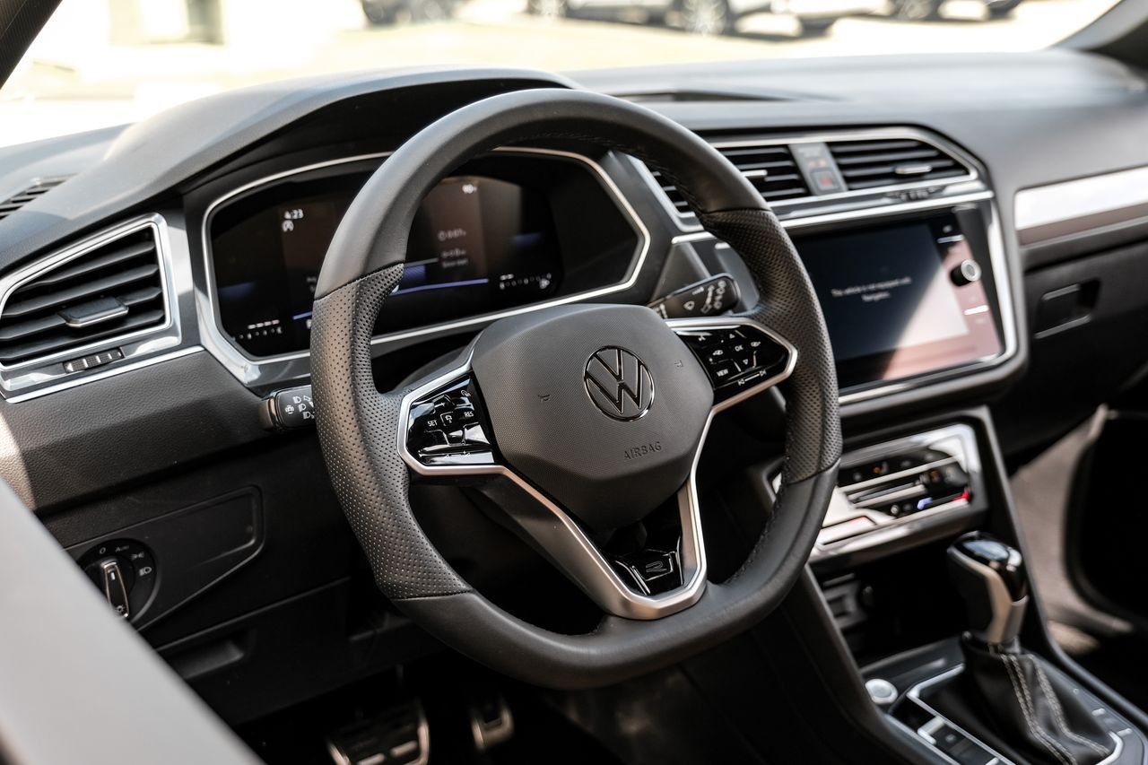 Volkswagen Tiguan Vehicle Main Gallery Image 16