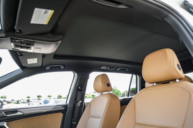 Volkswagen Tiguan Vehicle Main Gallery Image 05