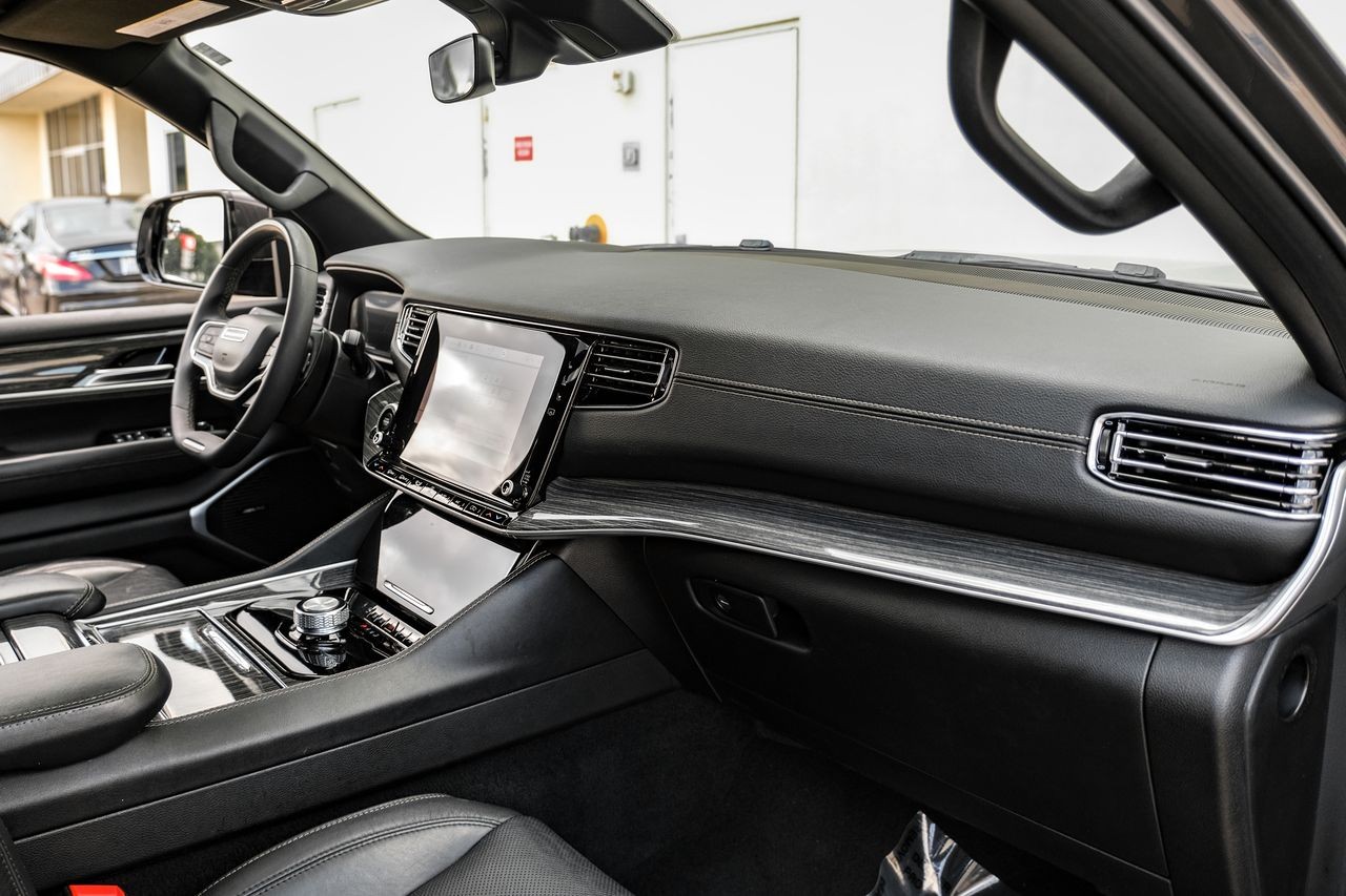 Jeep Wagoneer Vehicle Main Gallery Image 13