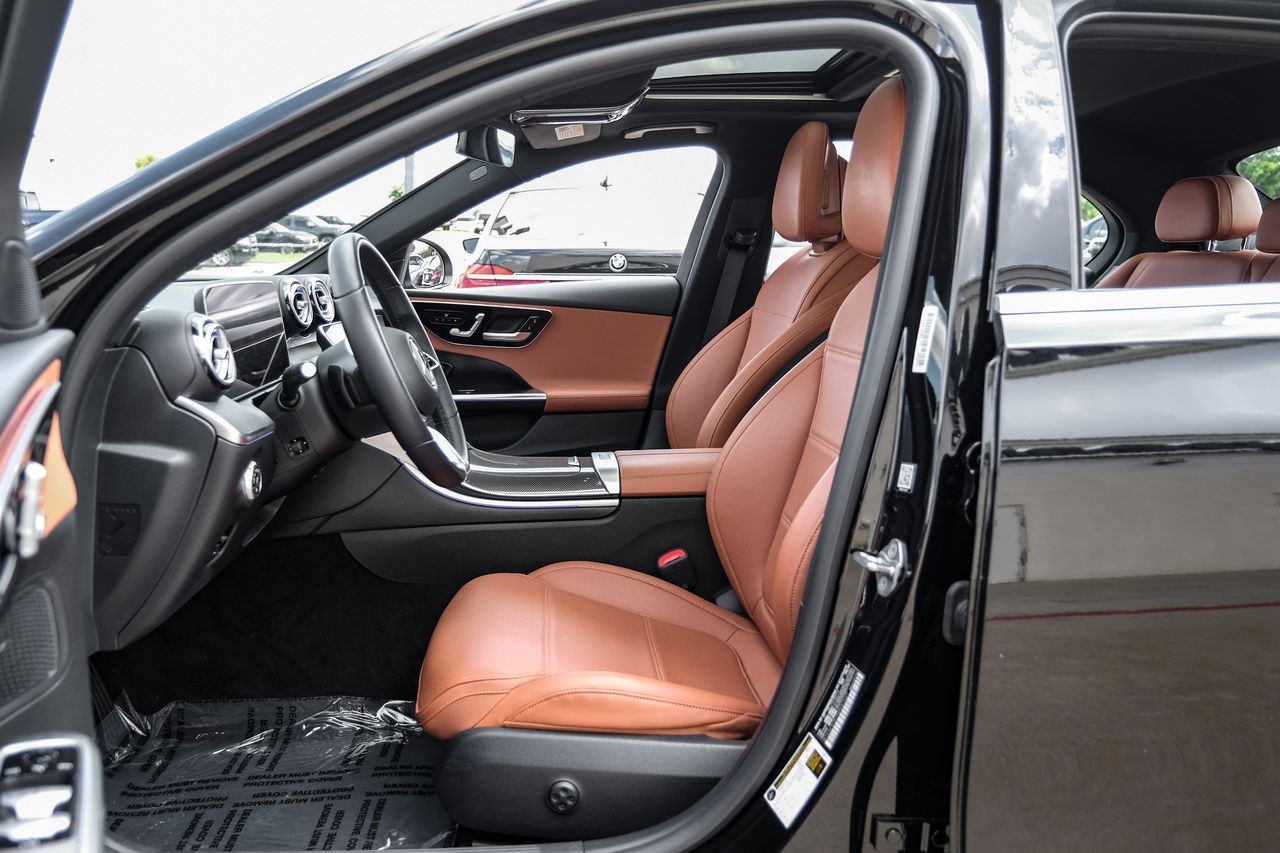 Mercedes-Benz C-Class Vehicle Main Gallery Image 04