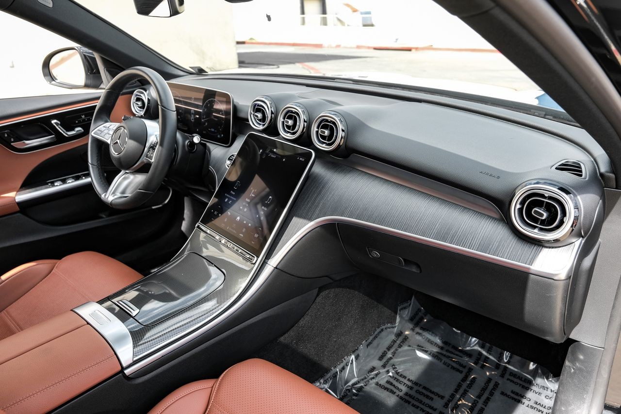 Mercedes-Benz C-Class Vehicle Main Gallery Image 13