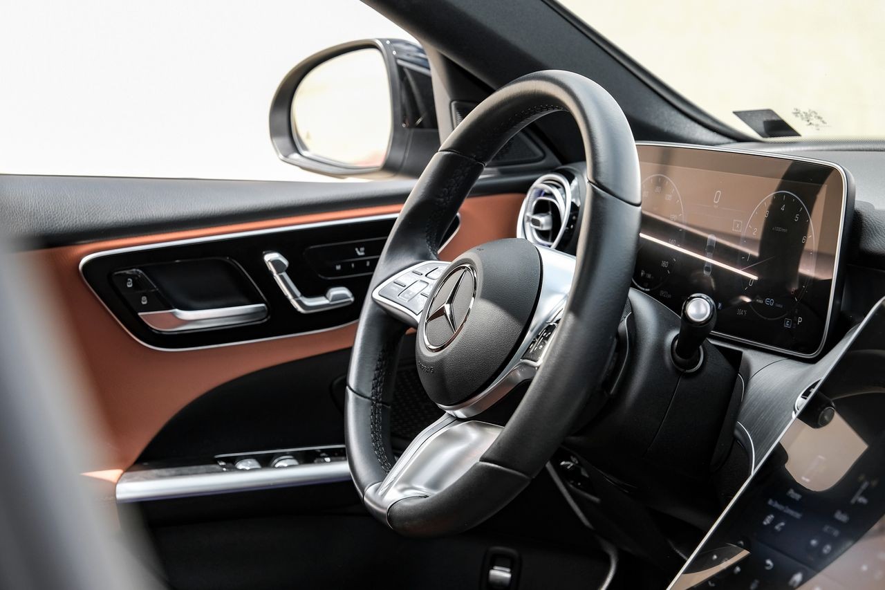 Mercedes-Benz C-Class Vehicle Main Gallery Image 14
