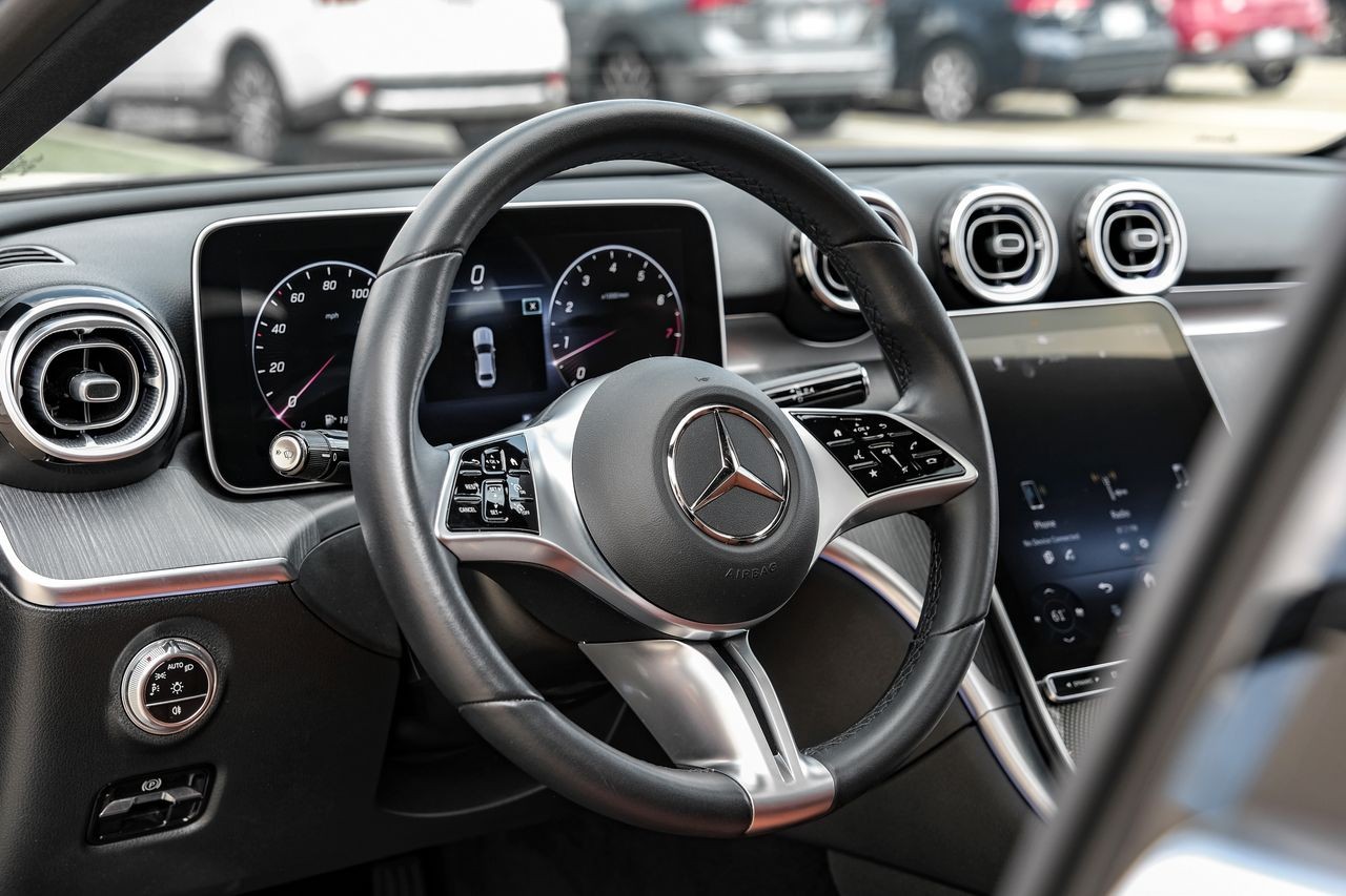 Mercedes-Benz C-Class Vehicle Main Gallery Image 16
