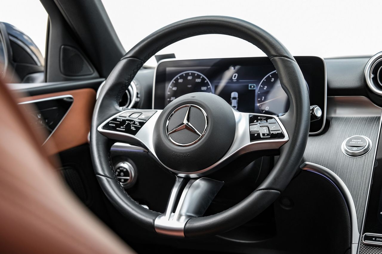 Mercedes-Benz C-Class Vehicle Main Gallery Image 17