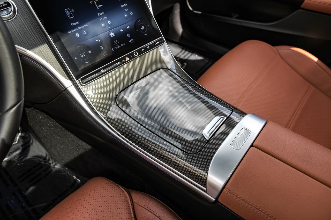 Mercedes-Benz C-Class Vehicle Main Gallery Image 23
