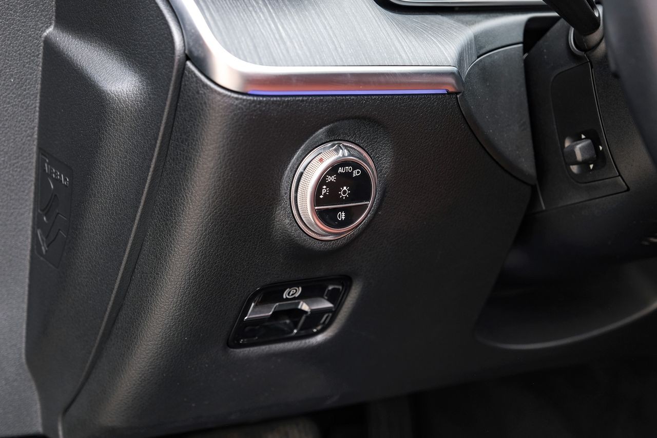 Mercedes-Benz C-Class Vehicle Main Gallery Image 25