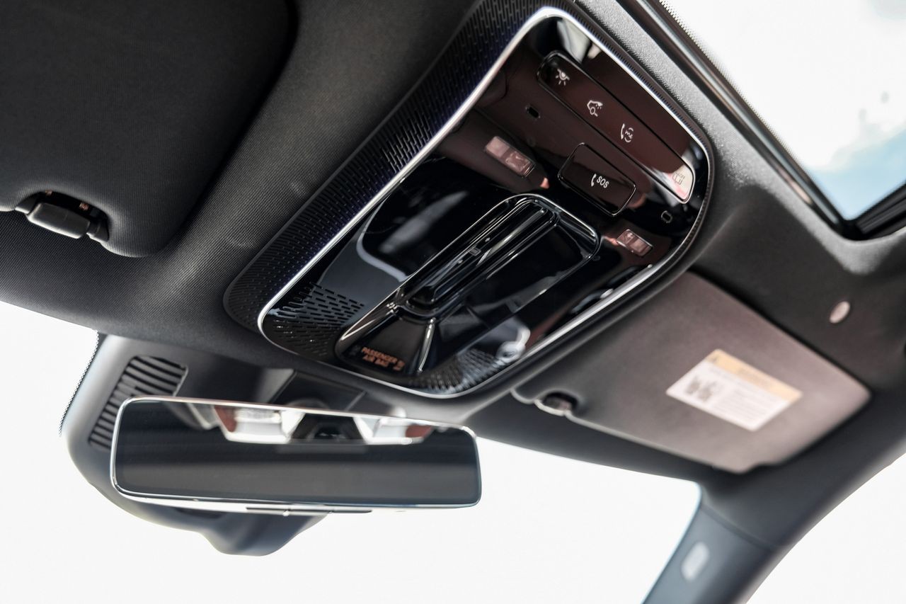 Mercedes-Benz C-Class Vehicle Main Gallery Image 26
