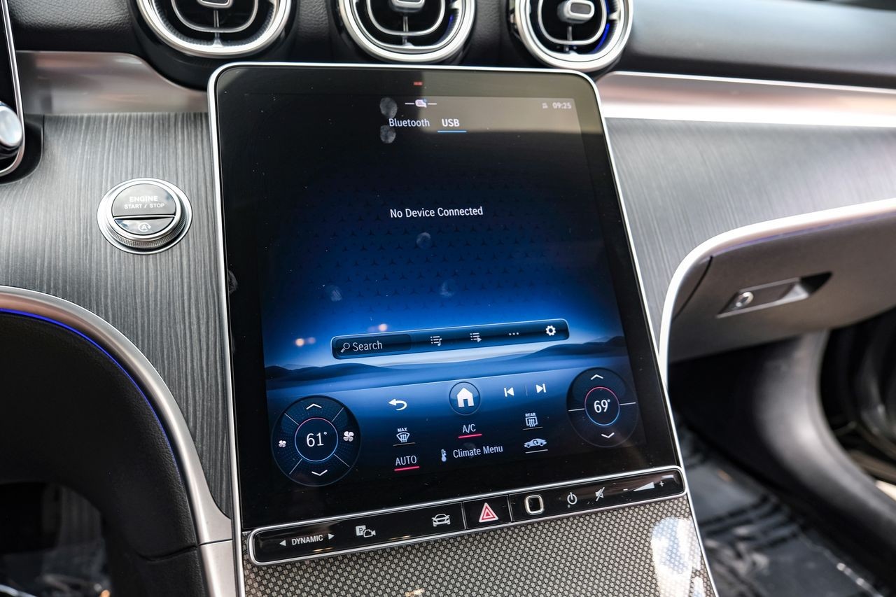Mercedes-Benz C-Class Vehicle Main Gallery Image 31
