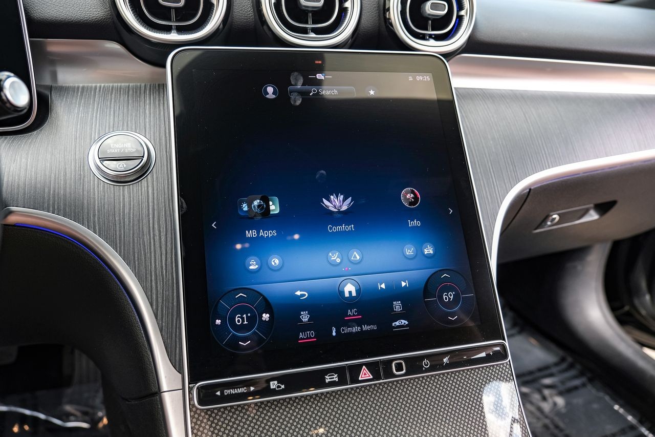 Mercedes-Benz C-Class Vehicle Main Gallery Image 32