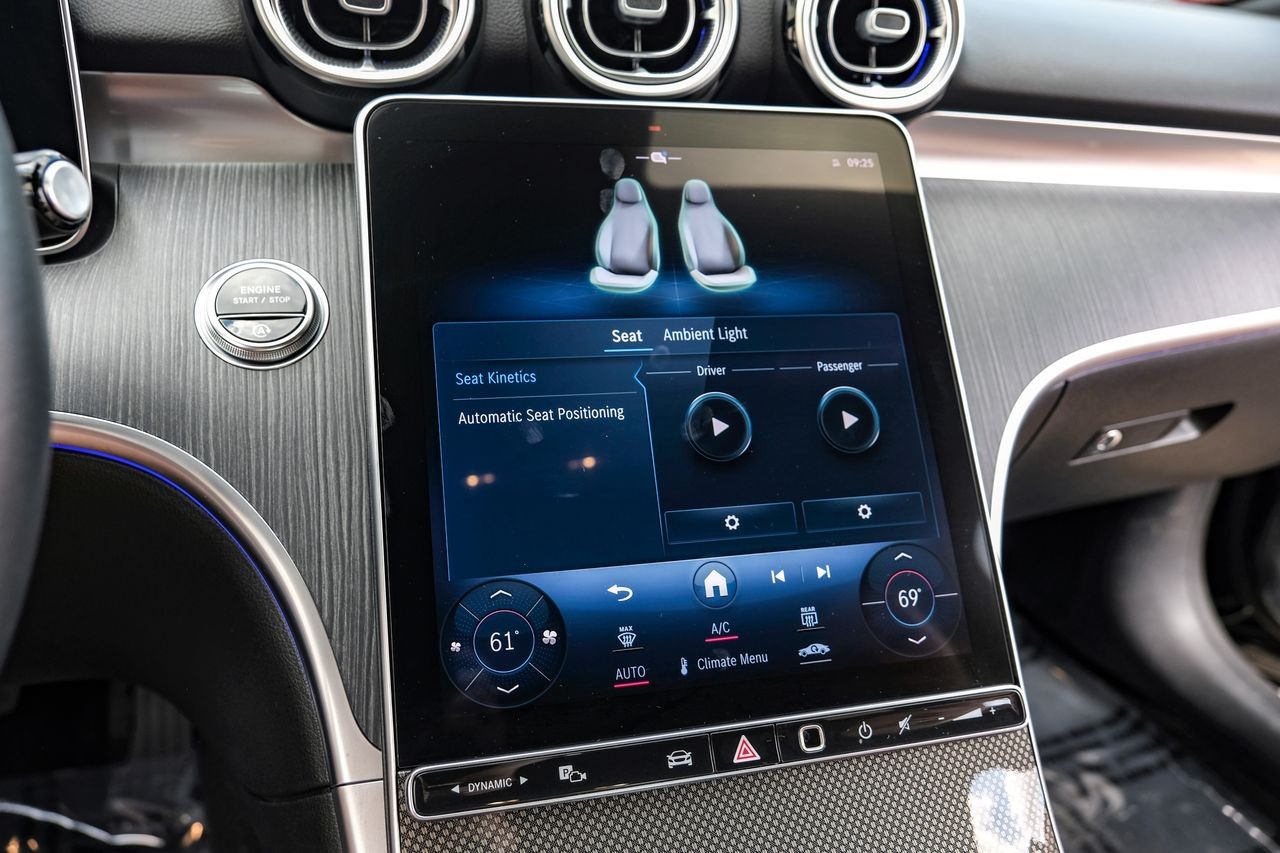 Mercedes-Benz C-Class Vehicle Main Gallery Image 33