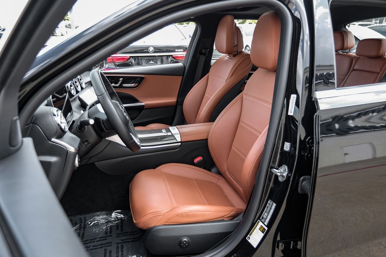 Mercedes-Benz C-Class Vehicle Main Gallery Image 36