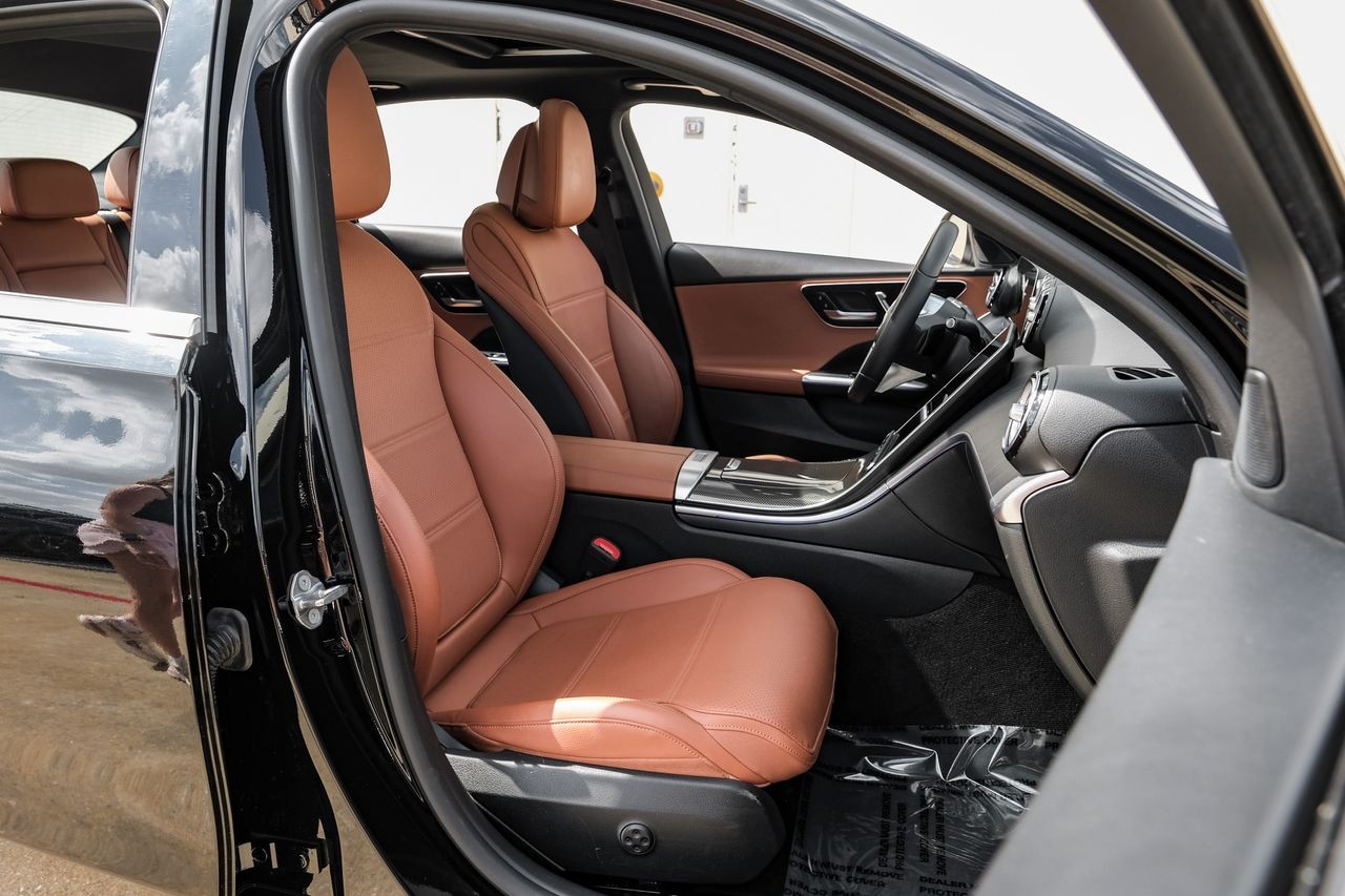 Mercedes-Benz C-Class Vehicle Main Gallery Image 38