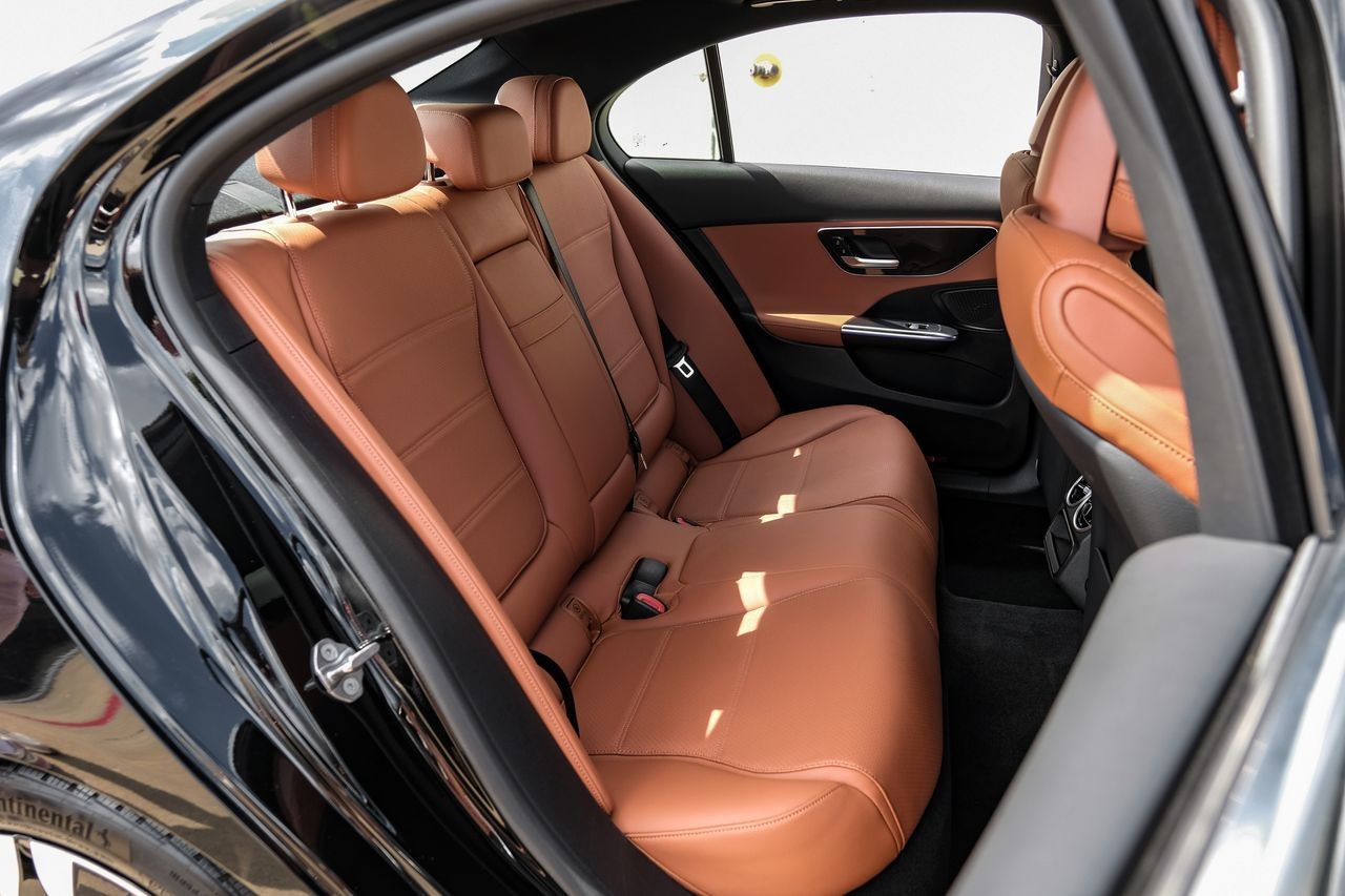 Mercedes-Benz C-Class Vehicle Main Gallery Image 39