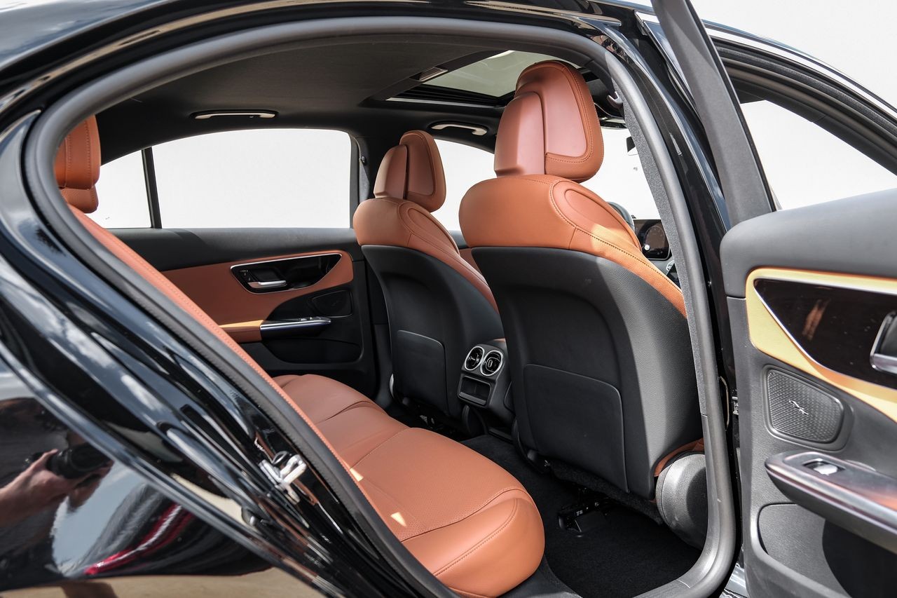 Mercedes-Benz C-Class Vehicle Main Gallery Image 40