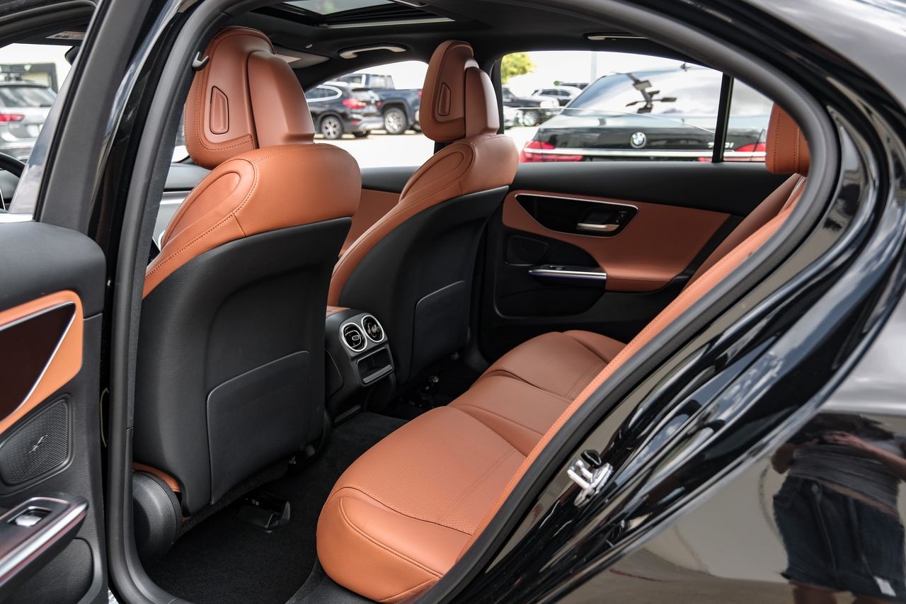 Mercedes-Benz C-Class Vehicle Main Gallery Image 42