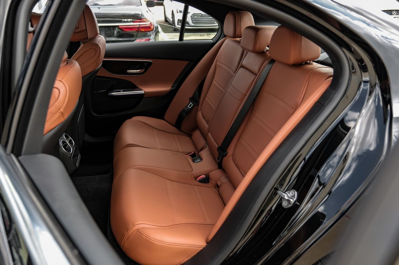 Mercedes-Benz C-Class Vehicle Main Gallery Image 43