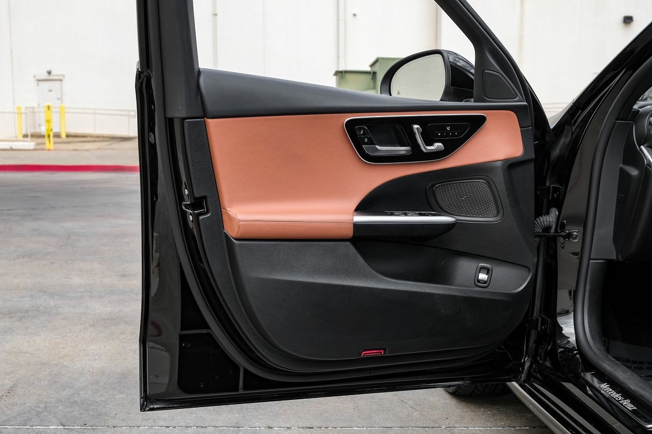 Mercedes-Benz C-Class Vehicle Main Gallery Image 46