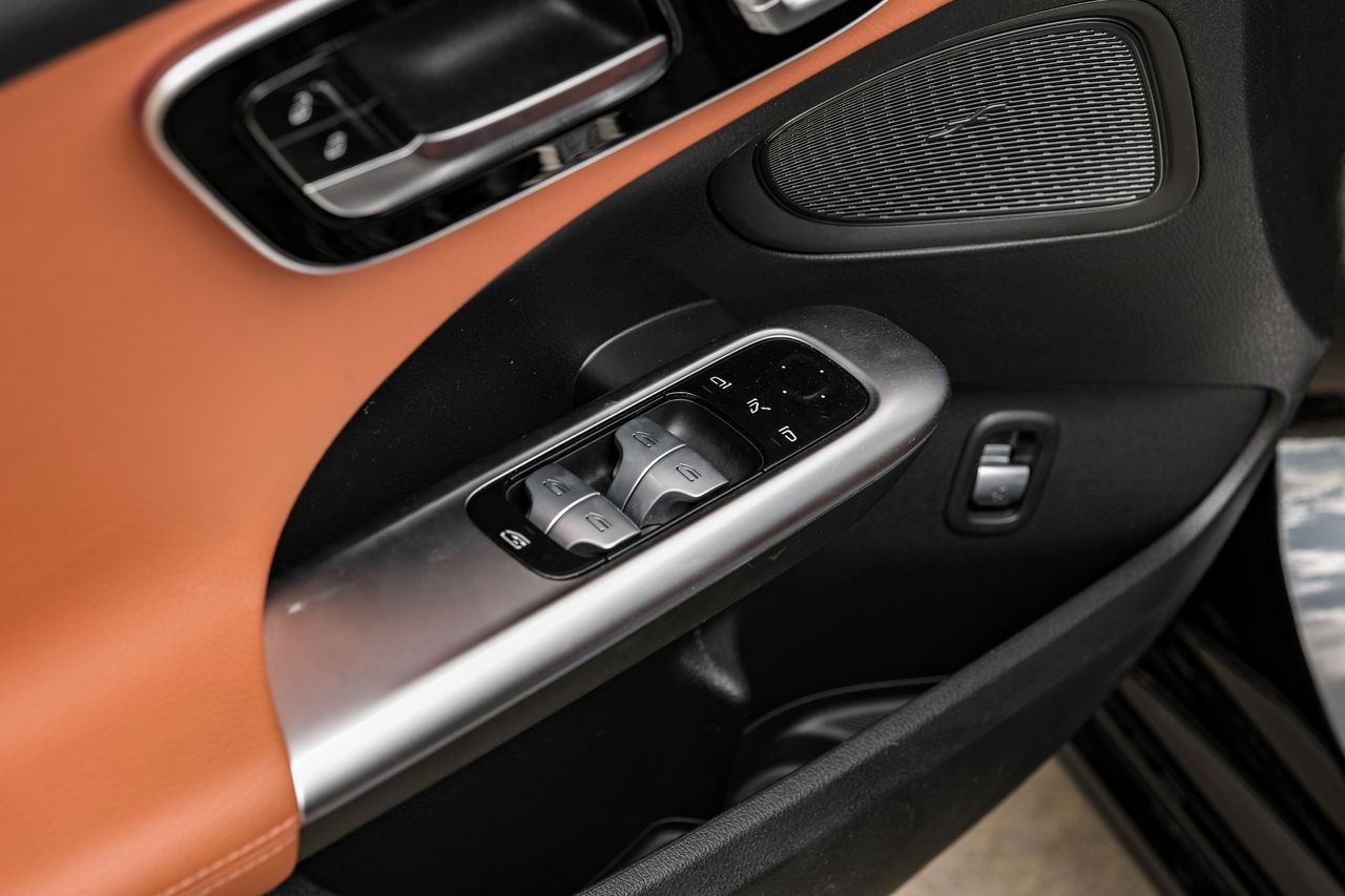 Mercedes-Benz C-Class Vehicle Main Gallery Image 47